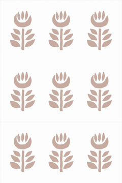 Motif à plat de petites tulipes rose poudré en aplat, alignées sur fond blanc cassé