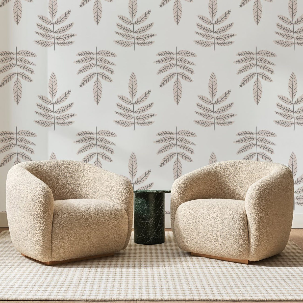 Papier peint panoramique Frondes de Mimosa Taupe, posé sur toute la paroi d'un salon, derrière deux fauteuils en bouclette crème et un guéridon en marbre vert