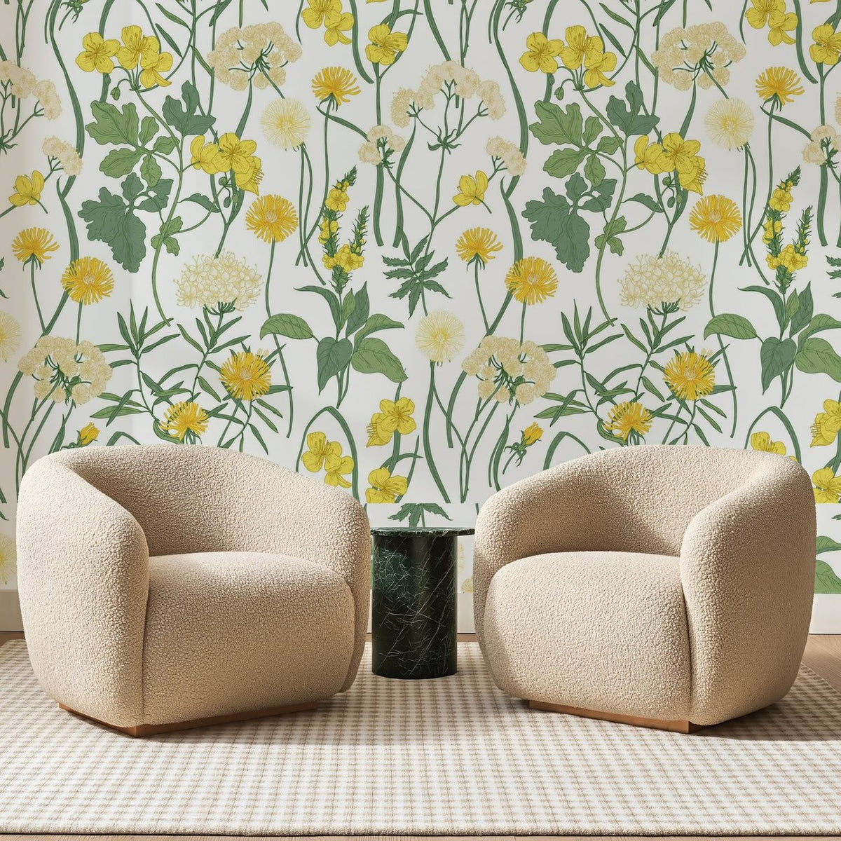 Papier peint panoramique Pissenlits et Ombelles Jaunes, posé sur toute la paroi d'un salon, derrière deux fauteuils en bouclette crème et un guéridon en marbre vert