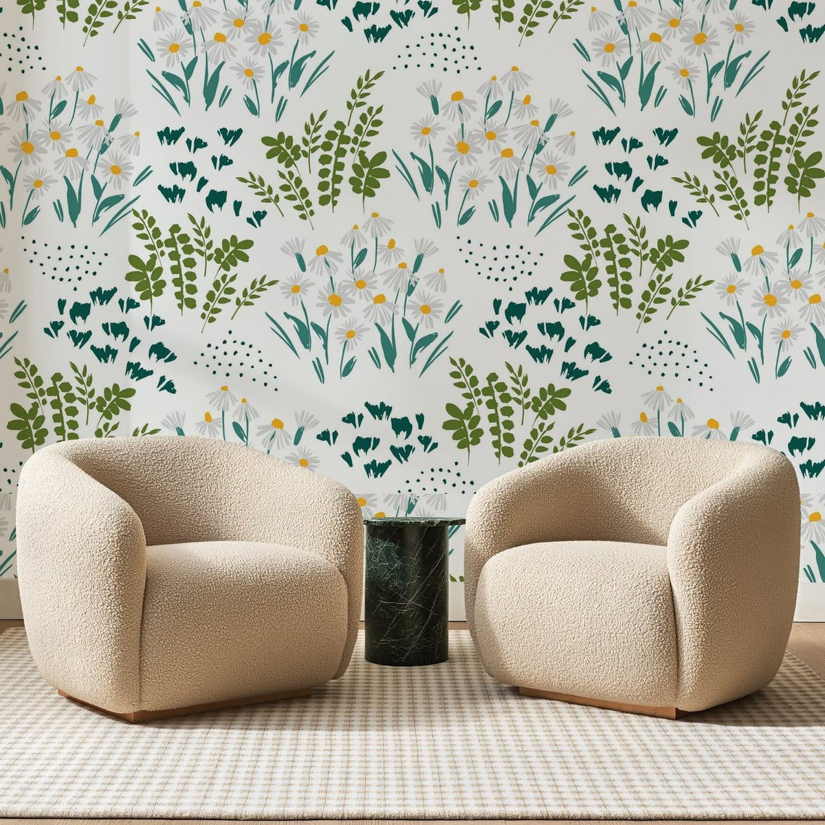 Papier peint panoramique Prairie de Marguerites Vert Sapin, posé sur toute la paroi d'un salon, derrière deux fauteuils en bouclette crème et un guéridon en marbre vert