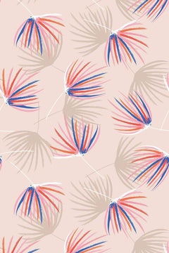 Palmes en éventail peintes en corail, bleu indigo et rose sur un fond rose poudré, avec de larges palmes beiges en aplat au second plan.