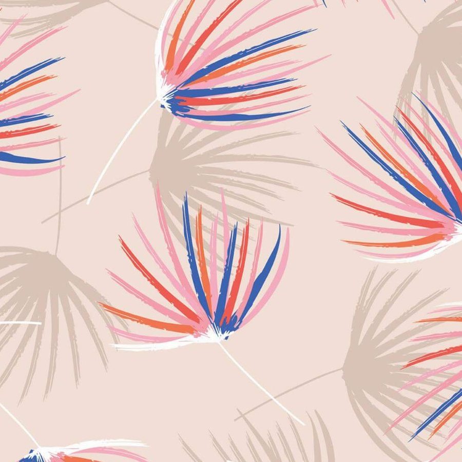 Gros plan sur l'impression : les traits de pinceau corail et indigo montrent leurs bords irréguliers sur le fond rose.