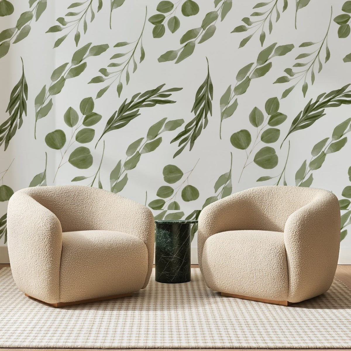 Papier peint panoramique Branches d'Eucalyptus Sauge, posé sur toute la paroi d'un salon, derrière deux fauteuils en bouclette crème et un guéridon en marbre vert