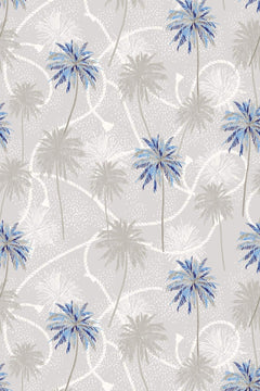 Motif à plat : palmiers bleu roi, gris et blancs aux troncs fins, sur un fond gris chaud moucheté de points blancs.