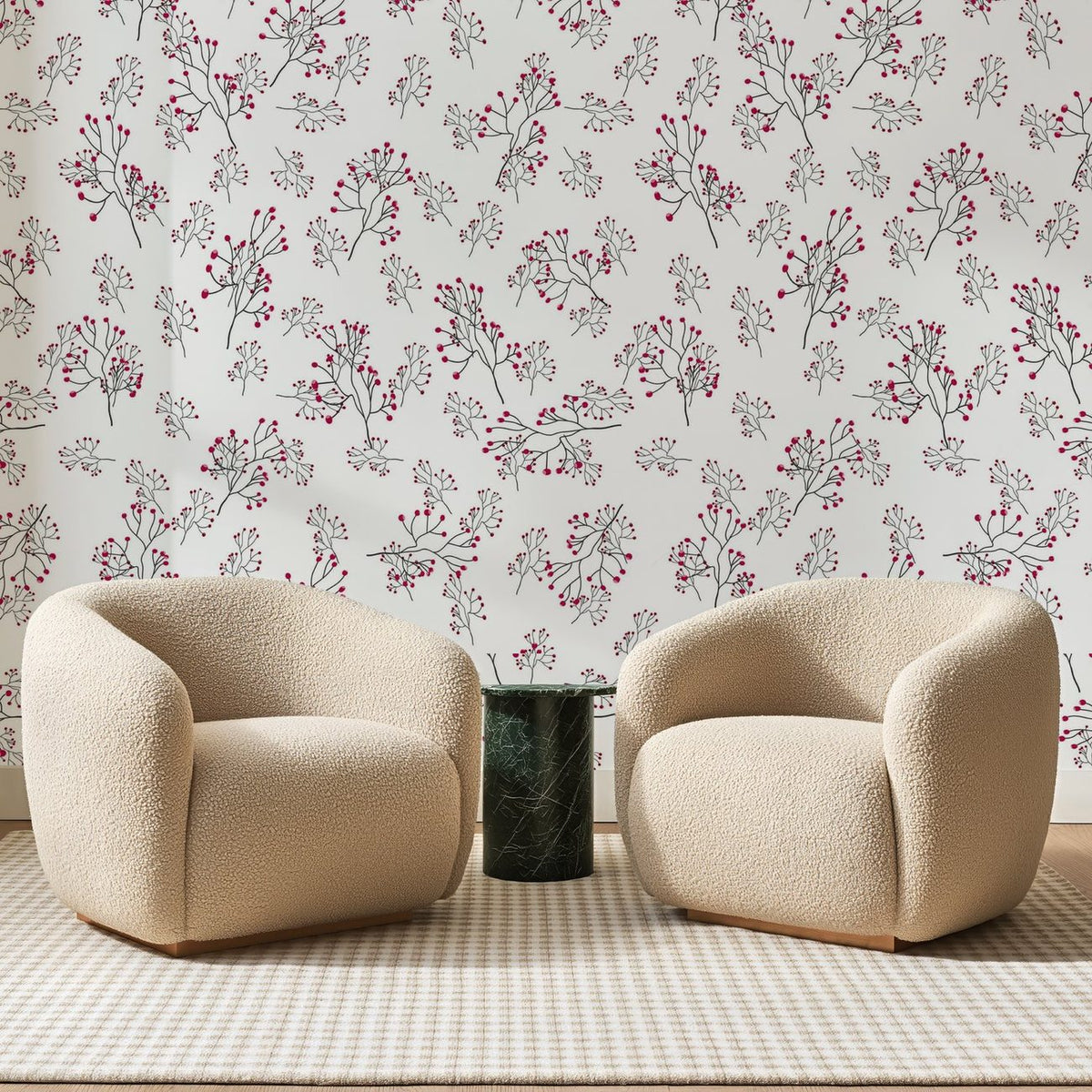 Papier peint panoramique Brindilles à Baies Framboise, posé sur toute la paroi d'un salon, derrière deux fauteuils en bouclette crème et un guéridon en marbre vert