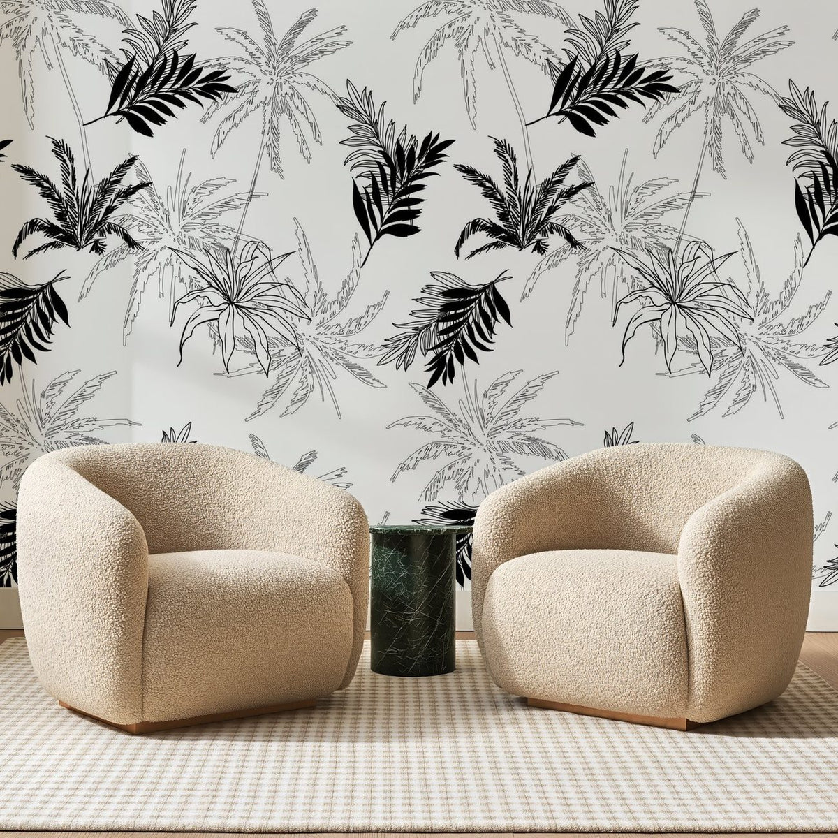 Papier peint panoramique Palmes d'Encre Noire, posé sur toute la paroi d'un salon, derrière deux fauteuils en bouclette crème et un guéridon en marbre vert