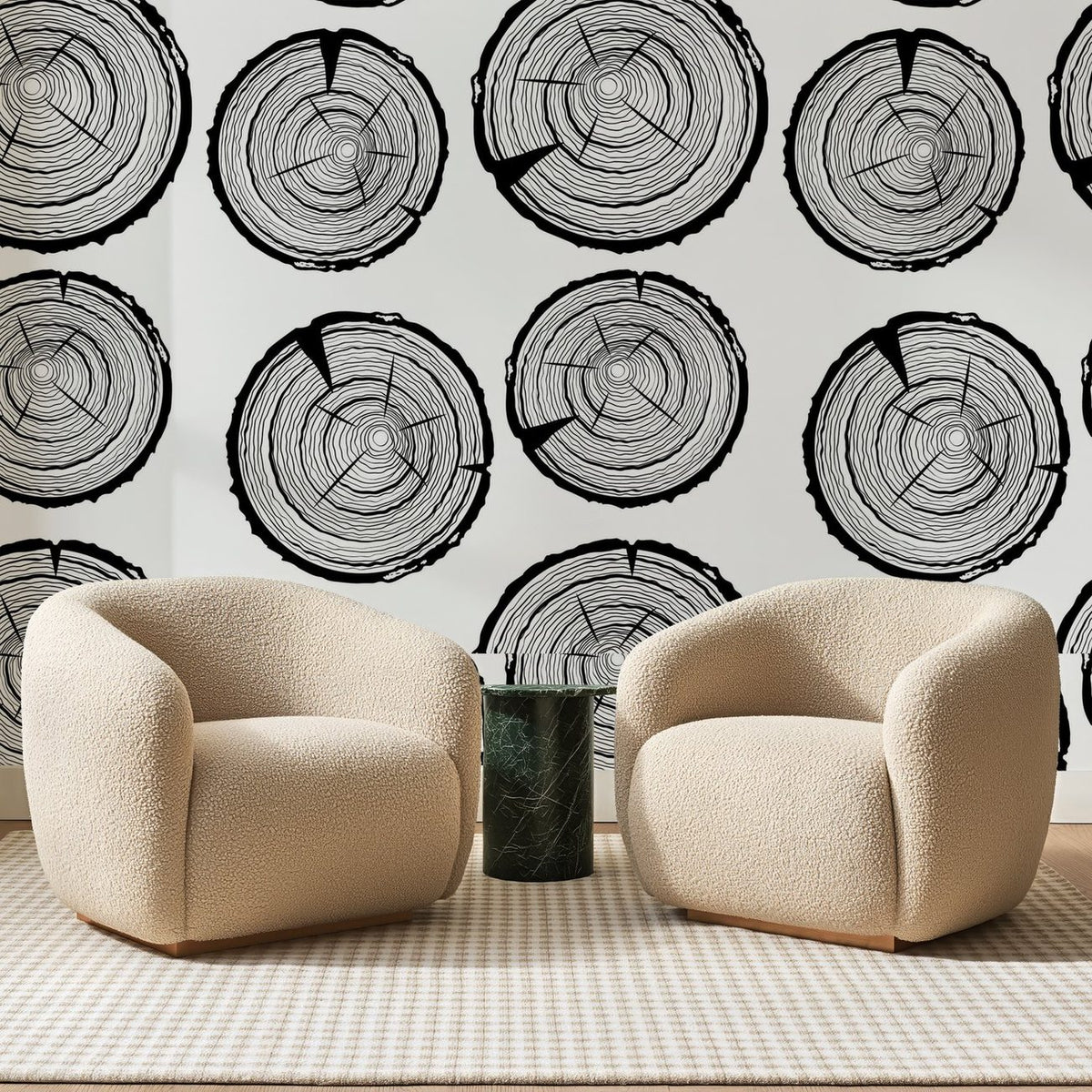 Papier peint panoramique Cernes de Bois Noirs, posé sur toute la paroi d'un salon, derrière deux fauteuils en bouclette crème et un guéridon en marbre vert