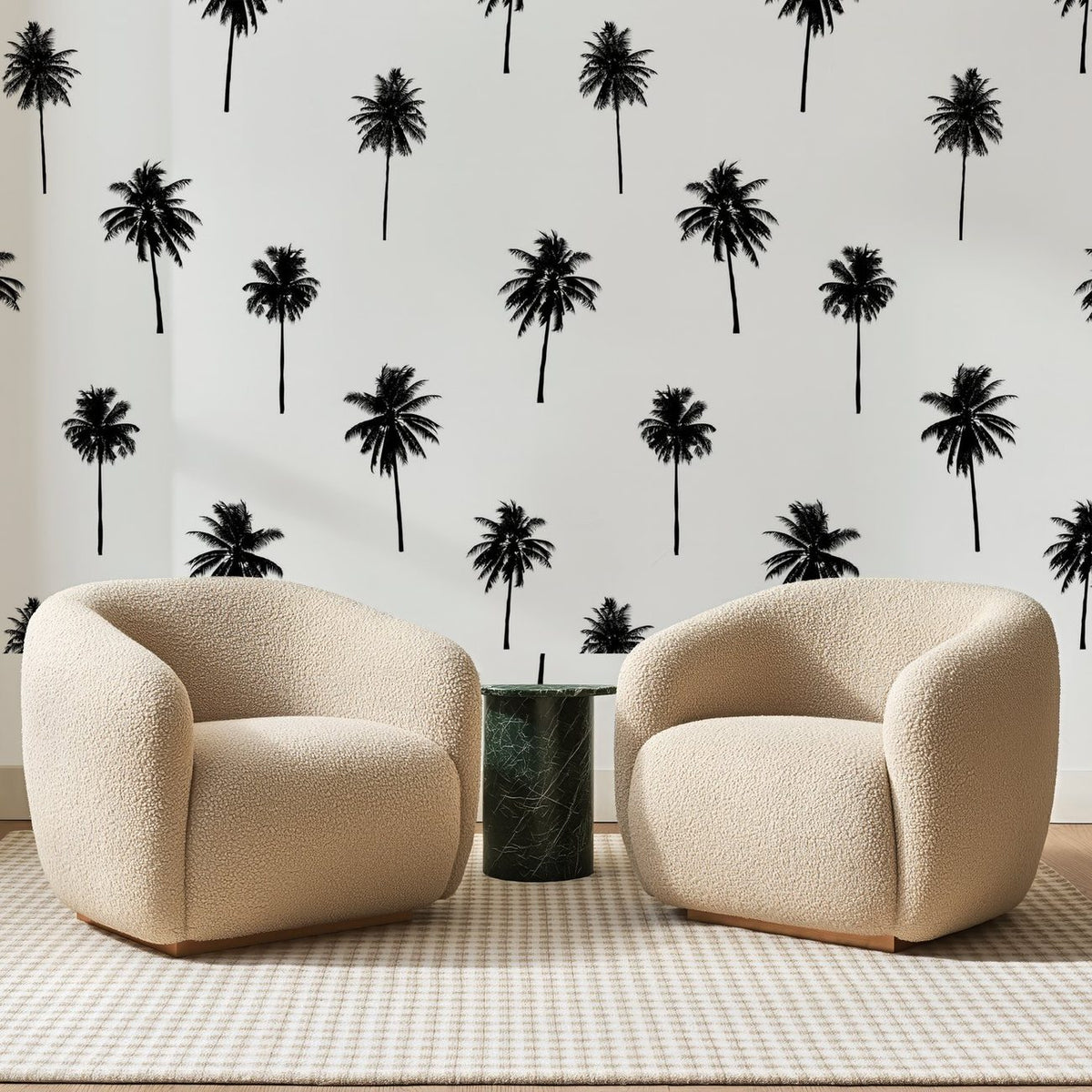 Papier peint panoramique Cocotiers Épars Noirs, posé sur toute la paroi d'un salon, derrière deux fauteuils en bouclette crème et un guéridon en marbre vert