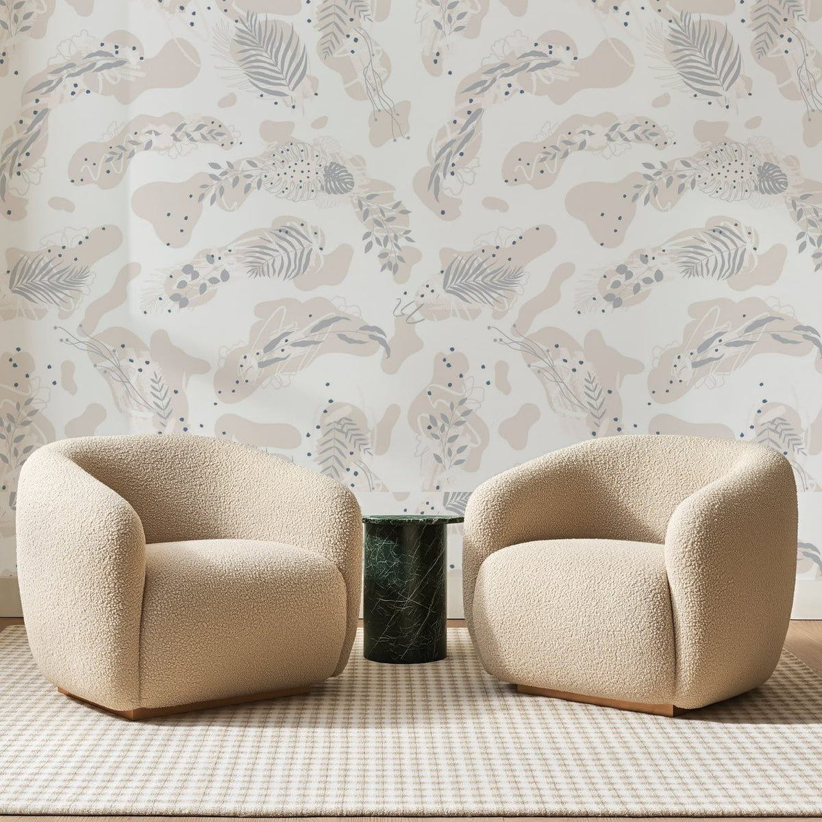 Papier peint panoramique Fougères Grises sur Ivoire, posé sur toute la paroi d'un salon, derrière deux fauteuils en bouclette crème et un guéridon en marbre vert