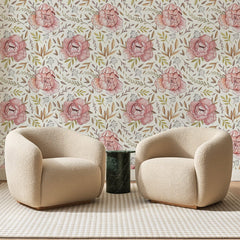Papier peint panoramique Pivoines Aquarelle Rose Poudré, posé sur toute la paroi d'un salon, derrière deux fauteuils en bouclette crème et un guéridon en marbre vert