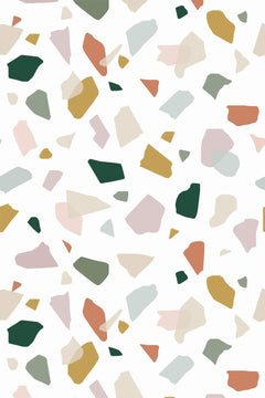 Éclats de terrazzo ocre, terracotta, vert sapin, rose poudré et beige sur fond blanc crème.