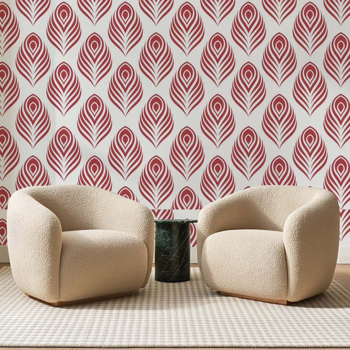 Papier peint panoramique Ocelles de Paon Rouge Brique, posé sur toute la paroi d'un salon, derrière deux fauteuils en bouclette crème et un guéridon en marbre vert
