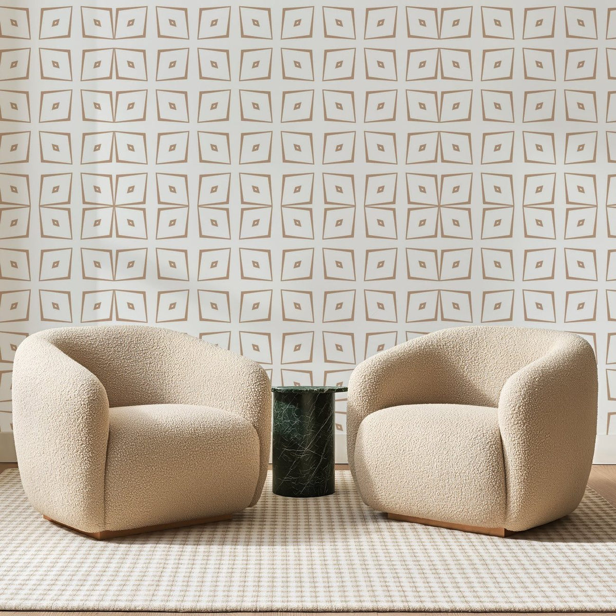 Papier peint panoramique Grille de Losanges Camel, posé sur toute la paroi d'un salon, derrière deux fauteuils en bouclette crème et un guéridon en marbre vert
