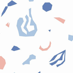 Gros plan de l'impression : facettes claires et sombres d'un éclat bleu ardoise et angle net d'un triangle rose saumon