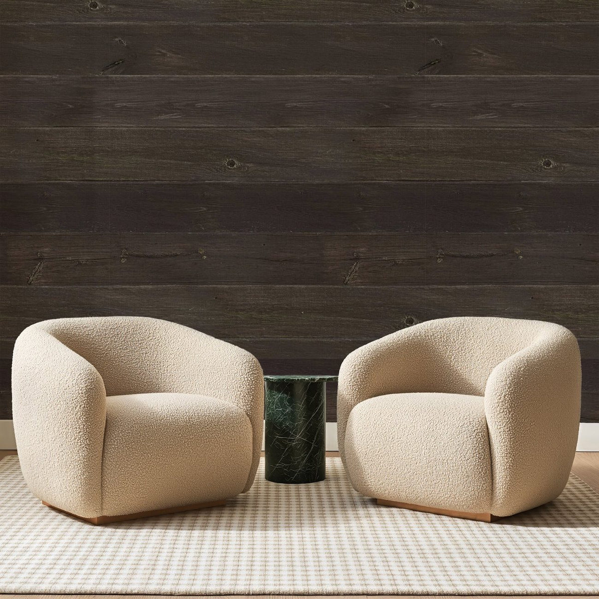 Papier peint panoramique Lames de Bois Brun Sombre, posé sur toute la paroi d'un salon, derrière deux fauteuils en bouclette crème et un guéridon en marbre vert