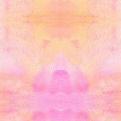 Gros plan de l'impression : grain du lavis rose et cernes laissées par la couleur en séchant.