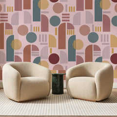 Papier peint panoramique Arches Bohème Rose Poudré, posé sur toute la paroi d'un salon, derrière deux fauteuils en bouclette crème et un guéridon en marbre vert