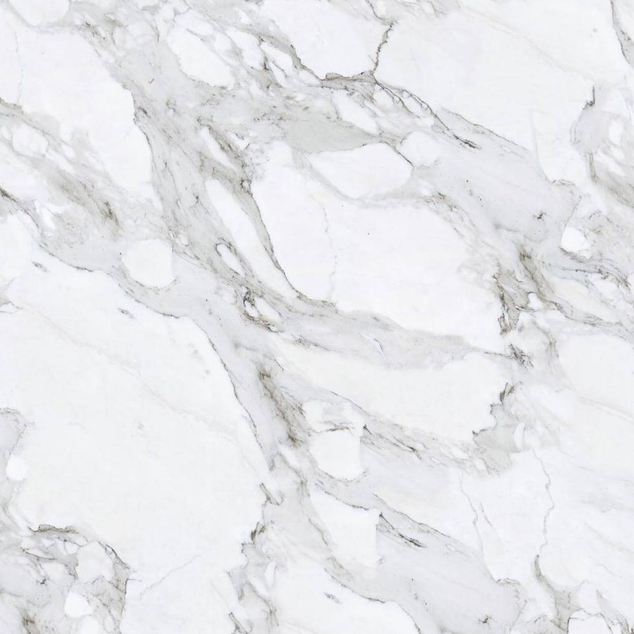Gros plan sur l'impression : le dégradé d'une veine gris taupe et ses filets secondaires sur le blanc du marbre.