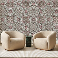 Papier peint panoramique Étoiles Perlées Taupe et Rose, posé sur toute la paroi d'un salon, derrière deux fauteuils en bouclette crème et un guéridon en marbre vert