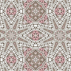 Gros plan de l'impression : ruban crème bordé de ronds et de triangles bruns, losange rose au centre d'une étoile.