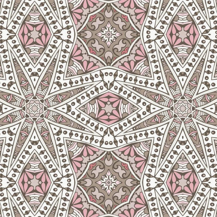 Gros plan de l'impression : ruban crème bordé de ronds et de triangles bruns, losange rose au centre d'une étoile.