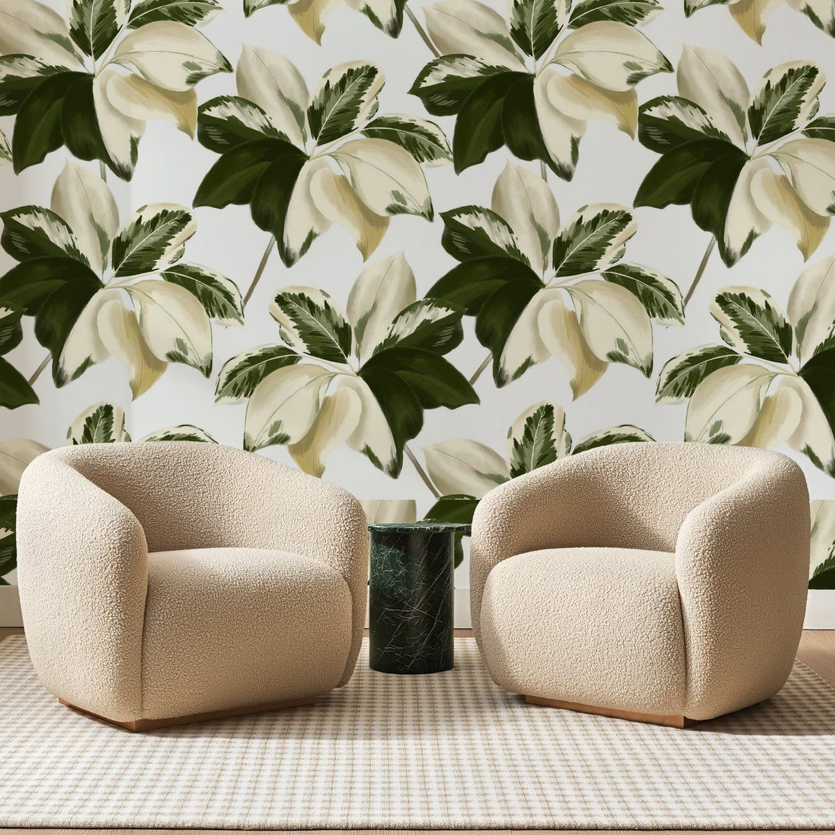 Papier peint panoramique Feuillage Panaché Vert Sapin, posé sur toute la paroi d'un salon, derrière deux fauteuils en bouclette crème et un guéridon en marbre vert