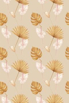 Motif à plat : éventails de palme séchée ocre doré, monsteras dorés et anthuriums rose pâle sur beige sable.