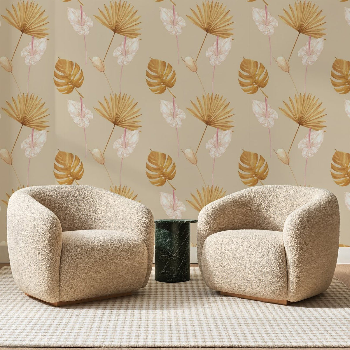 Papier peint panoramique Palmes Séchées Sable et Rose, posé sur toute la paroi d'un salon, derrière deux fauteuils en bouclette crème et un guéridon en marbre vert
