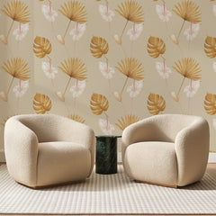 Papier peint panoramique Palmes Séchées Sable et Rose, posé sur toute la paroi d'un salon, derrière deux fauteuils en bouclette crème et un guéridon en marbre vert