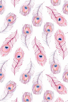 Le décor à plat : des plumes de paon rose framboise et lilas, ocelles bleu nuit, sur fond blanc.