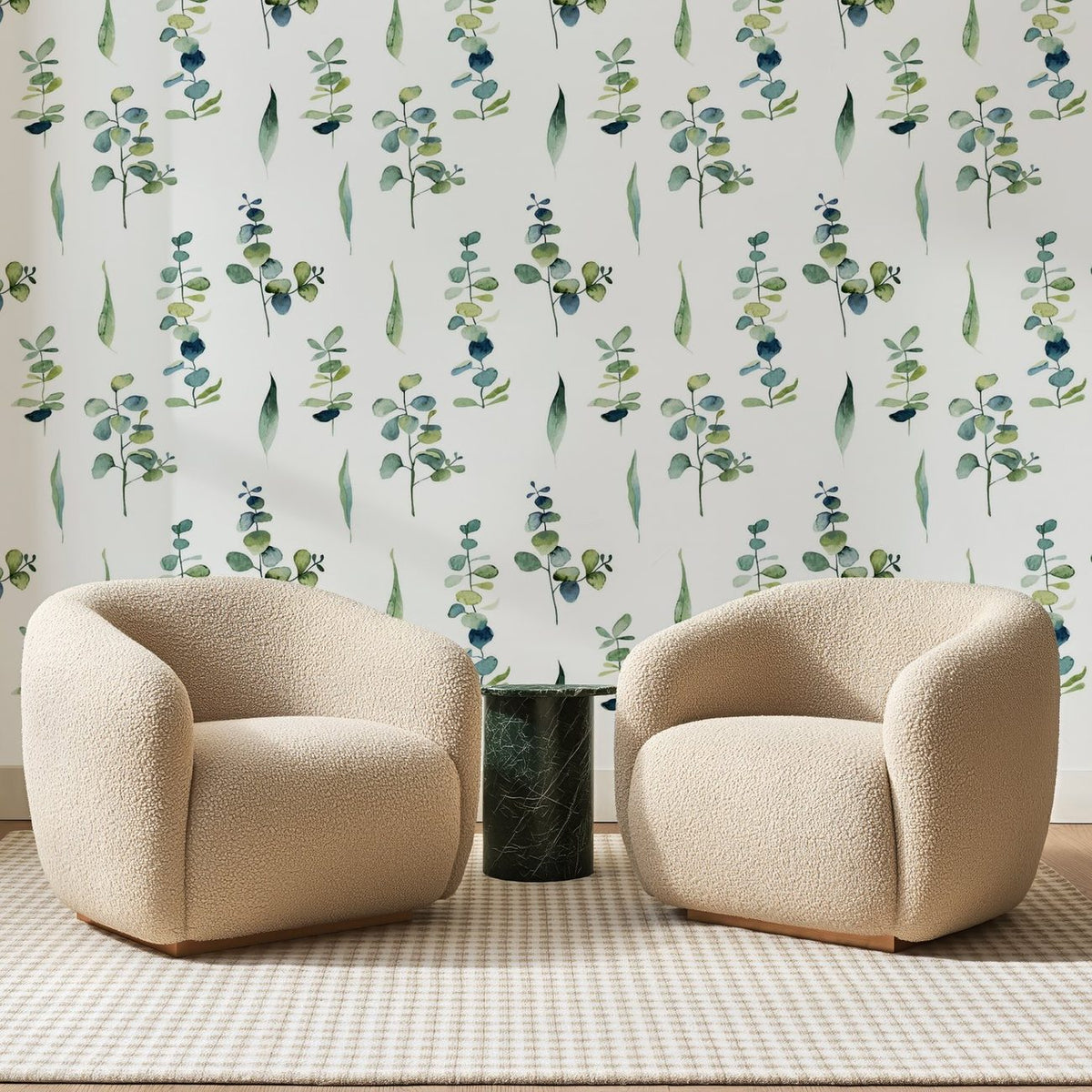Papier peint panoramique Brins d'Eucalyptus Vert Tendre, posé sur toute la paroi d'un salon, derrière deux fauteuils en bouclette crème et un guéridon en marbre vert