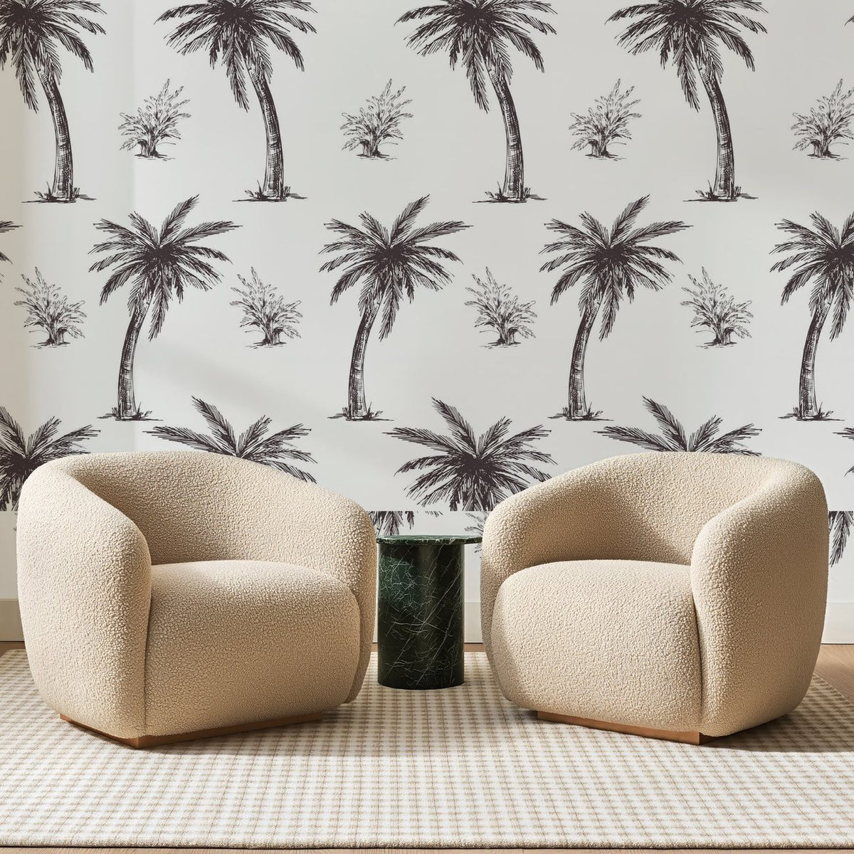 Papier peint panoramique Palmiers Gravés Sépia, posé sur toute la paroi d'un salon, derrière deux fauteuils en bouclette crème et un guéridon en marbre vert