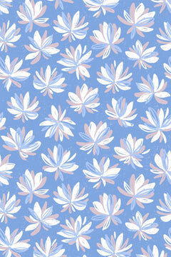 Motif à plat : fleurs à pétales pointus blancs, bleu pâle et rose grisé, serrées sur un fond bleu bleuet.
