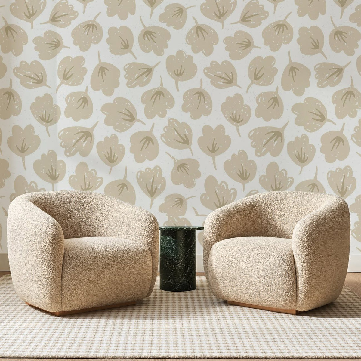 Papier peint panoramique Corolles Esquissées Sable, posé sur toute la paroi d'un salon, derrière deux fauteuils en bouclette crème et un guéridon en marbre vert