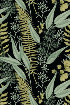 Motif à plat : grandes frondes de fougère vert sauge et jaune ocre, baies et fleurs menues sur fond noir.