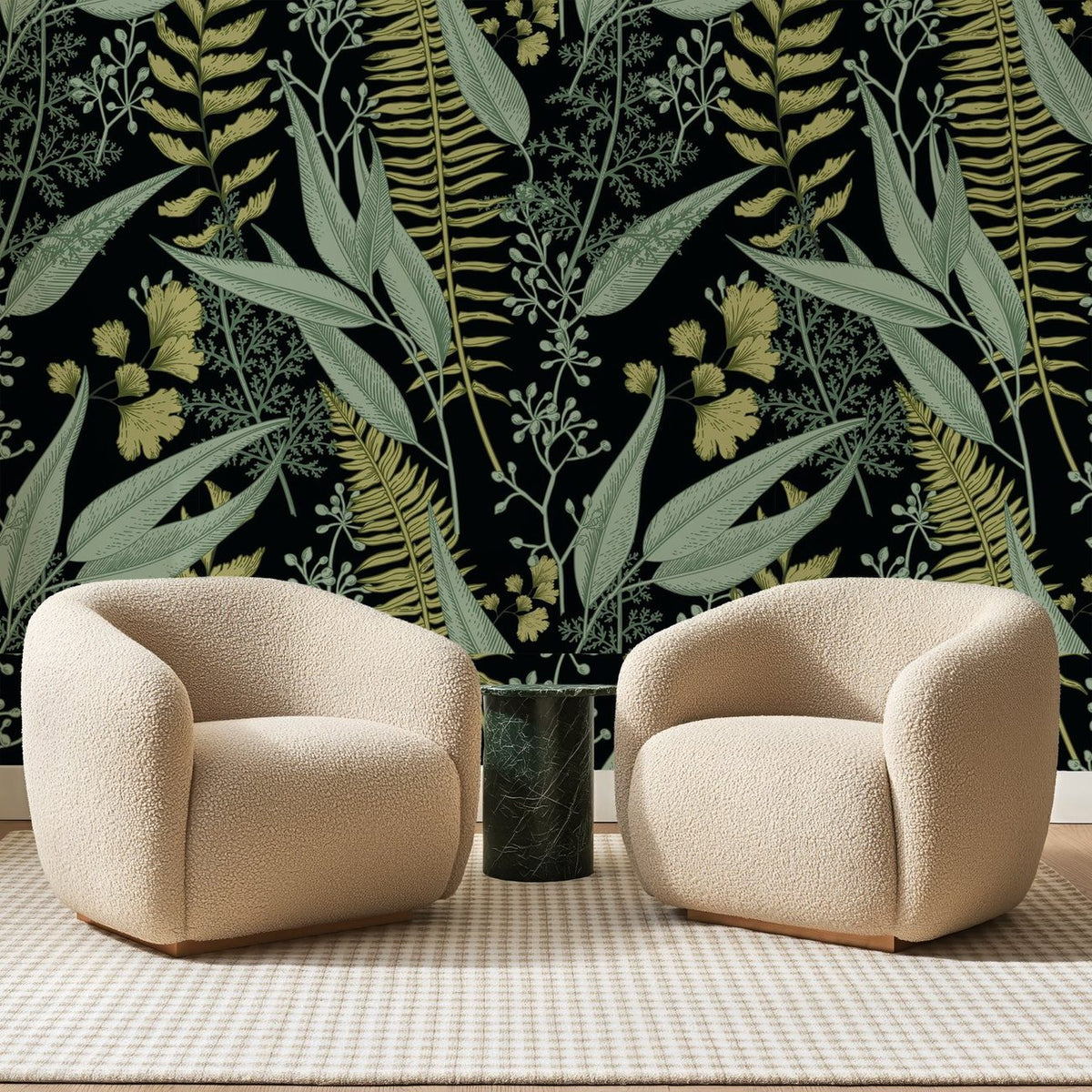 Papier peint panoramique Fougères Sauge sur Fond Noir, posé sur toute la paroi d'un salon, derrière deux fauteuils en bouclette crème et un guéridon en marbre vert
