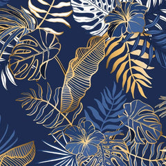 Gros plan de l'impression : le filet doré cernant une feuille de monstera sur le bleu nuit