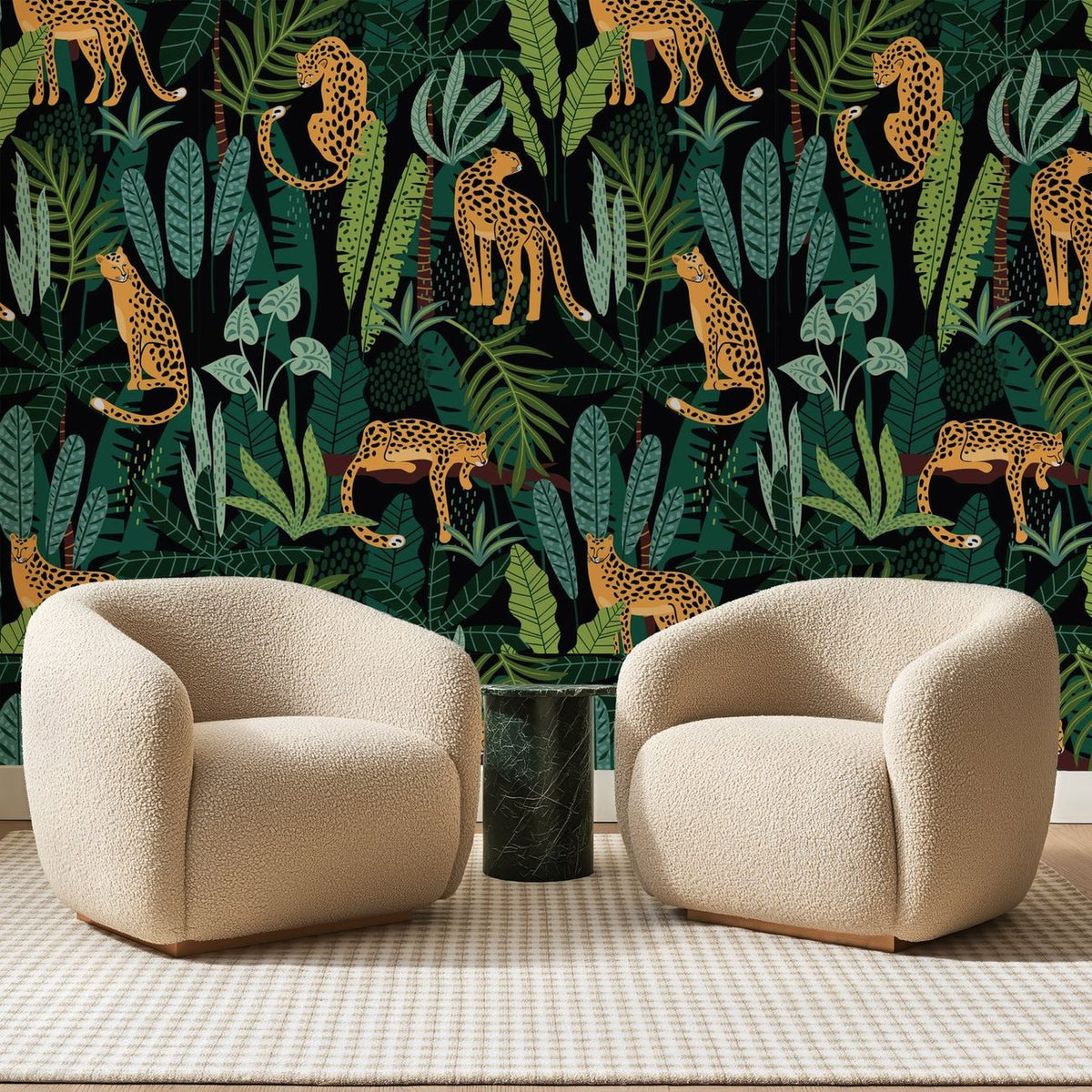 Papier peint panoramique Léopards en Jungle Sombre, posé sur toute la paroi d'un salon, derrière deux fauteuils en bouclette crème et un guéridon en marbre vert