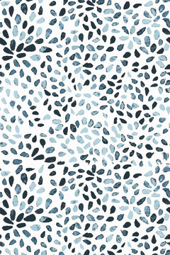 Motif à plat : petites touches d'aquarelle indigo, bleu ardoise et bleu ciel semées en rosaces sur fond blanc.