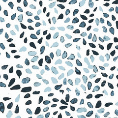 Gros plan de l'impression : le grain d'une touche indigo, plus dense sur son bord, et le blanc du fond autour.