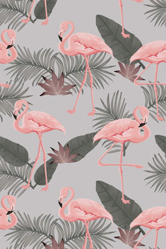 Motif à plat : flamants roses debout parmi des feuilles de bananier et des palmes gris-vert sur fond gris perle.