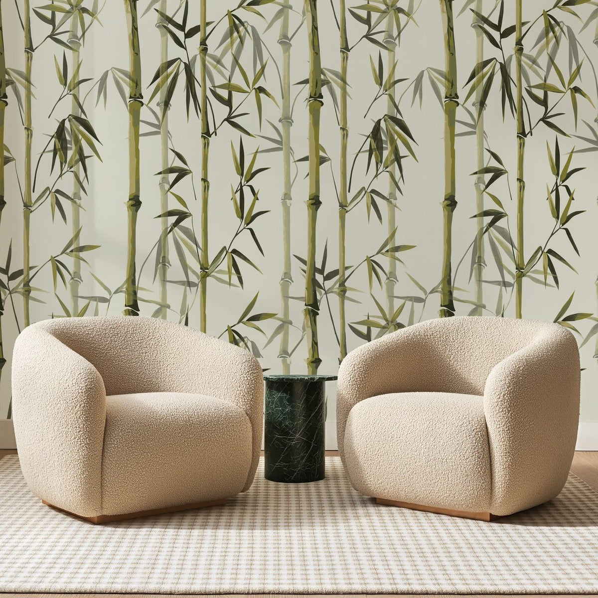 Papier peint panoramique Bambous à l'Encre Verte, posé sur toute la paroi d'un salon, derrière deux fauteuils en bouclette crème et un guéridon en marbre vert