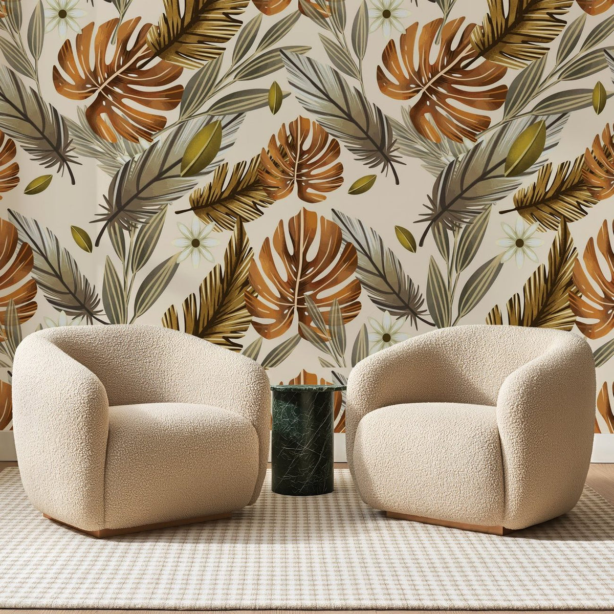 Papier peint panoramique Monstera Cuivré et Palmes Dorées, posé sur toute la paroi d'un salon, derrière deux fauteuils en bouclette crème et un guéridon en marbre vert