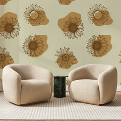 Papier peint panoramique Tournesols Ocre sur Écru, posé sur toute la paroi d'un salon, derrière deux fauteuils en bouclette crème et un guéridon en marbre vert