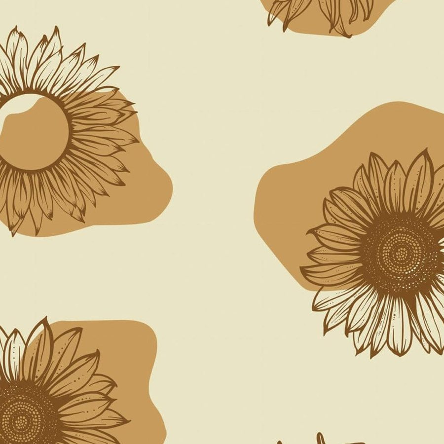 Gros plan sur le cœur strié d'un tournesol et le bord d'une tache ocre.