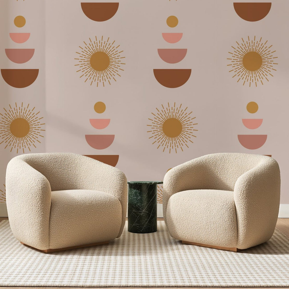Papier peint panoramique Soleils Ocre sur Rose Poudré, posé sur toute la paroi d'un salon, derrière deux fauteuils en bouclette crème et un guéridon en marbre vert