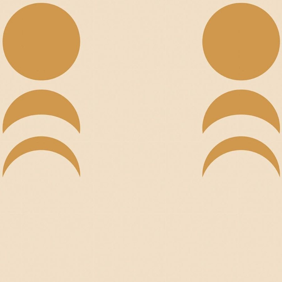 Gros plan de l'impression : le bord net d'un croissant ocre et la surface mate du fond beige.