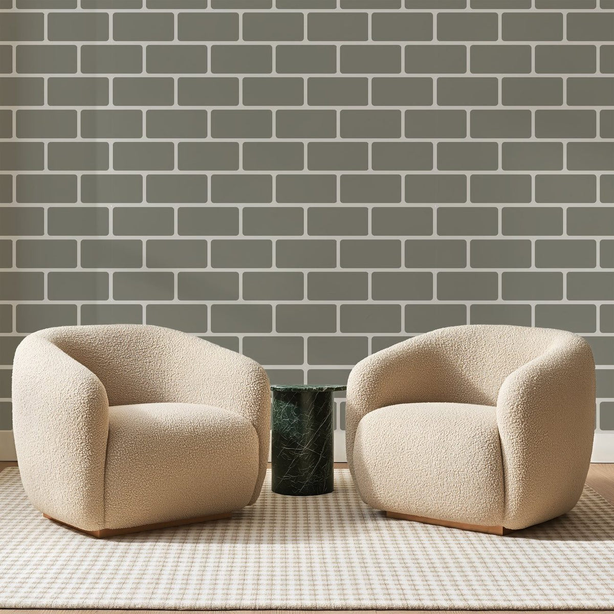 Papier peint panoramique Briques Industrielles Kaki, posé sur toute la paroi d'un salon, derrière deux fauteuils en bouclette crème et un guéridon en marbre vert