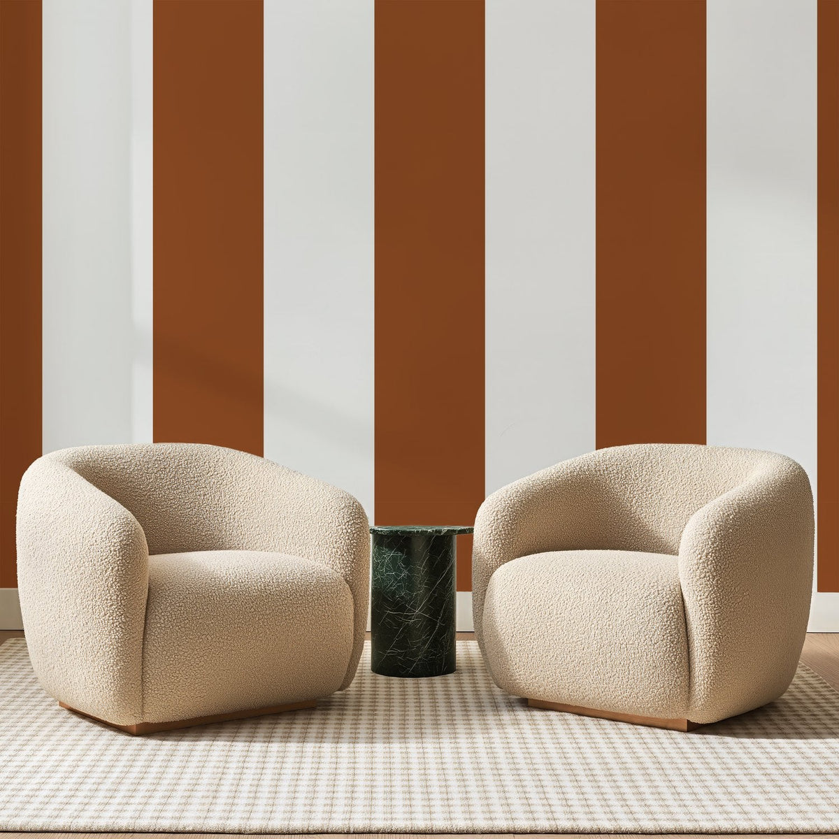 Papier peint panoramique Rayures Verticales Brun Rouille, posé sur toute la paroi d'un salon, derrière deux fauteuils en bouclette crème et un guéridon en marbre vert