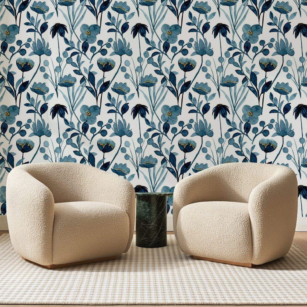 Papier peint panoramique Fleurs Sauvages Bleu Indigo, posé sur toute la paroi d'un salon, derrière deux fauteuils en bouclette crème et un guéridon en marbre vert